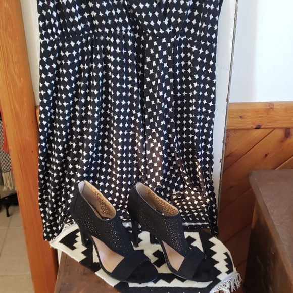 Sleeveless Faux Wrap Dress - Picture 3 of 5